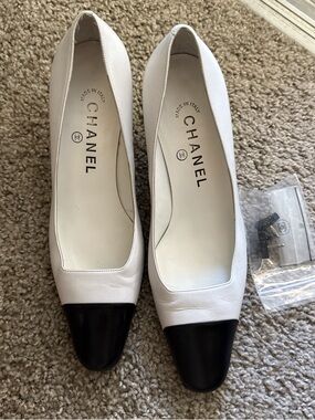 Authentic vintage Chanel white leather pumps with black heel EU 36.5